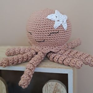petite pieuvre au crochet marron clair avec une étoile écrue